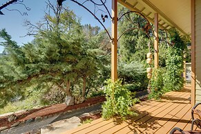 Prime Mckenzie River Gem: Sunroom + Views!