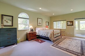 Prime Mckenzie River Gem: Sunroom + Views!