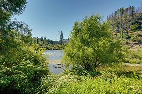 Prime Mckenzie River Gem: Sunroom + Views!