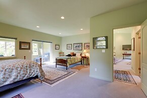 Prime Mckenzie River Gem: Sunroom + Views!