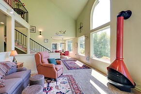 Prime Mckenzie River Gem: Sunroom + Views!