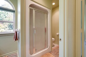 Prime Mckenzie River Gem: Sunroom + Views!