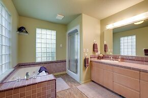 Prime Mckenzie River Gem: Sunroom + Views!
