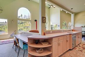 Prime Mckenzie River Gem: Sunroom + Views!