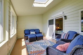 Prime Mckenzie River Gem: Sunroom + Views!