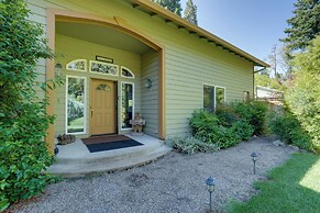 Prime Mckenzie River Gem: Sunroom + Views!