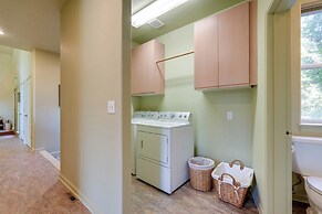 Prime Mckenzie River Gem: Sunroom + Views!