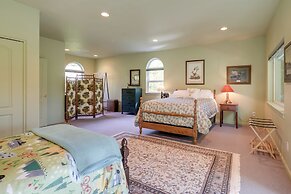 Prime Mckenzie River Gem: Sunroom + Views!