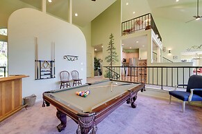 Prime Mckenzie River Gem: Sunroom + Views!