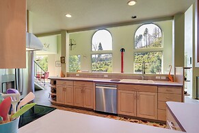 Prime Mckenzie River Gem: Sunroom + Views!