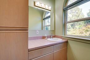 Prime Mckenzie River Gem: Sunroom + Views!