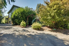 Prime Mckenzie River Gem: Sunroom + Views!