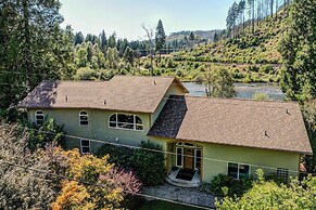 Prime Mckenzie River Gem: Sunroom + Views!