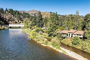 Prime Mckenzie River Gem: Sunroom + Views!