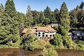 Prime Mckenzie River Gem: Sunroom + Views!