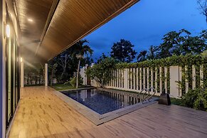2BR with Pool & Garden Near Beach V242