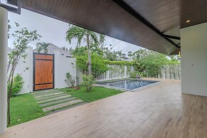 2BR with Pool & Garden Near Beach V242