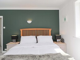 6 Newbridge Gardens