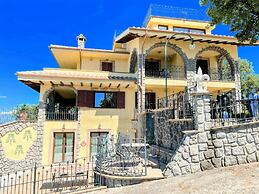 Charming Villa in Umbria - Sleeps 16 - Lake View - Pool, Jacuzzi and E