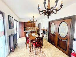 Charming Villa in Umbria - Sleeps 16 - Lake View - Pool, Jacuzzi and E