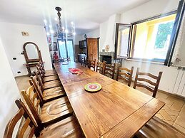 Charming Villa in Umbria - Sleeps 16 - Lake View - Pool, Jacuzzi and E