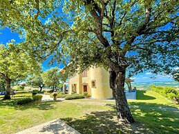 Charming Villa in Umbria - Sleeps 16 - Lake View - Pool, Jacuzzi and E