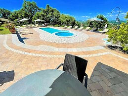 Charming Villa in Umbria - Sleeps 16 - Lake View - Pool, Jacuzzi and E