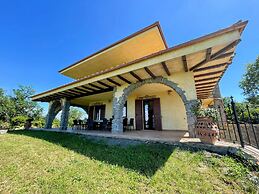 Charming Villa in Umbria - Sleeps 16 - Lake View - Pool, Jacuzzi and E