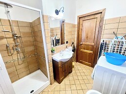 Charming Villa in Umbria - Sleeps 16 - Lake View - Pool, Jacuzzi and E