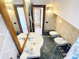 Charming Villa in Umbria - Sleeps 16 - Lake View - Pool, Jacuzzi and E