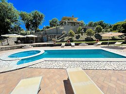 Charming Villa in Umbria - Sleeps 16 - Lake View - Pool, Jacuzzi and E