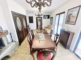 Charming Villa in Umbria - Sleeps 16 - Lake View - Pool, Jacuzzi and E