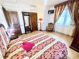 Charming Villa in Umbria - Sleeps 16 - Lake View - Pool, Jacuzzi and E
