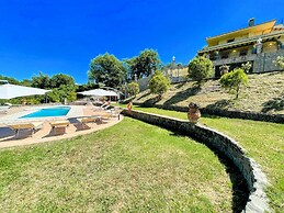 Charming Villa in Umbria - Sleeps 16 - Lake View - Pool, Jacuzzi and E