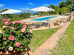 Charming Villa in Umbria - Sleeps 16 - Lake View - Pool, Jacuzzi and E