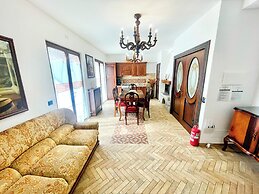 Charming Villa in Umbria - Sleeps 16 - Lake View - Pool, Jacuzzi and E