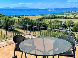 Charming Villa in Umbria - Sleeps 16 - Lake View - Pool, Jacuzzi and E