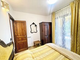 Charming Villa in Umbria - Sleeps 16 - Lake View - Pool, Jacuzzi and E