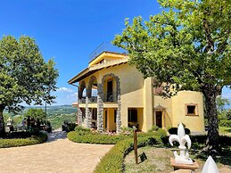 Charming Villa in Umbria - Sleeps 16 - Lake View - Pool, Jacuzzi and E