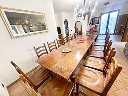 Charming Villa in Umbria - Sleeps 16 - Lake View - Pool, Jacuzzi and E
