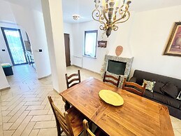 Charming Villa in Umbria - Sleeps 16 - Lake View - Pool, Jacuzzi and E