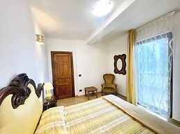Charming Villa in Umbria - Sleeps 16 - Lake View - Pool, Jacuzzi and E