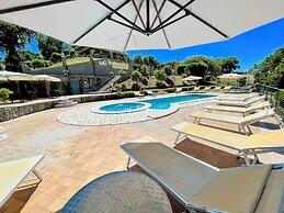 Charming Villa in Umbria - Sleeps 16 - Lake View - Pool, Jacuzzi and E