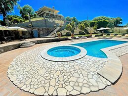 Charming Villa in Umbria - Sleeps 16 - Lake View - Pool, Jacuzzi and E