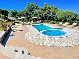 Charming Villa in Umbria - Sleeps 16 - Lake View - Pool, Jacuzzi and E