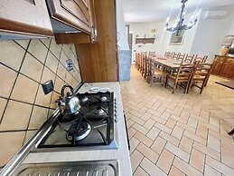 Charming Villa in Umbria - Sleeps 16 - Lake View - Pool, Jacuzzi and E