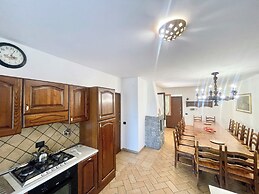 Charming Villa in Umbria - Sleeps 16 - Lake View - Pool, Jacuzzi and E