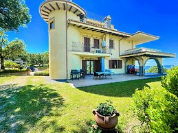 Charming Villa in Umbria - Sleeps 16 - Lake View - Pool, Jacuzzi and E
