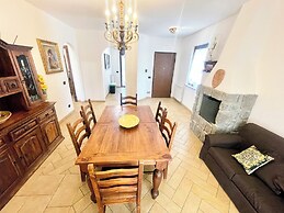 Charming Villa in Umbria - Sleeps 16 - Lake View - Pool, Jacuzzi and E