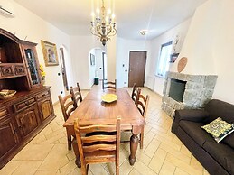 Charming Villa in Umbria - Sleeps 16 - Lake View - Pool, Jacuzzi and E